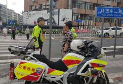 深圳交警嚴查不禮讓斑馬線！
