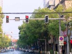為防控疫情紅綠燈”全紅“是否可行？